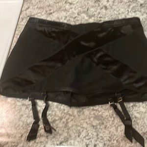 NWO , Fredericks of Hollywood Blk tummy control w/ Garters Size Large♥️